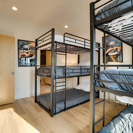 1 Mi To General: Upscale Townhome Nashville