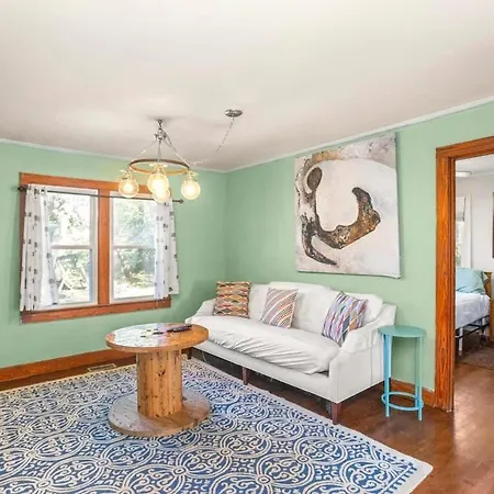 Upper Unit Retreat Pet-friendly Holiday home *