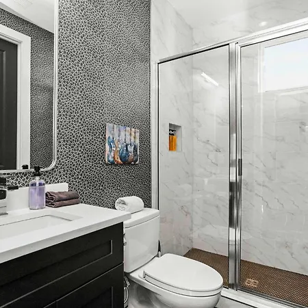Luxury Gated Duo Sleeps 24 Karaoke & Rooftop Holiday home Nashville