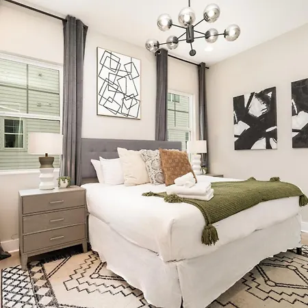 Outlaw-rooftop Patio & Game Room-mins To Broadway Holiday home