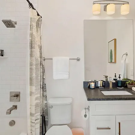 King 3br Retreat & 2-car Garage East *