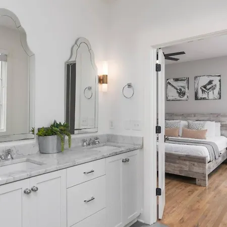 Townhome With Rooftop Garage Pool Table By Belmont And Vanderbilt Holiday home Nashville