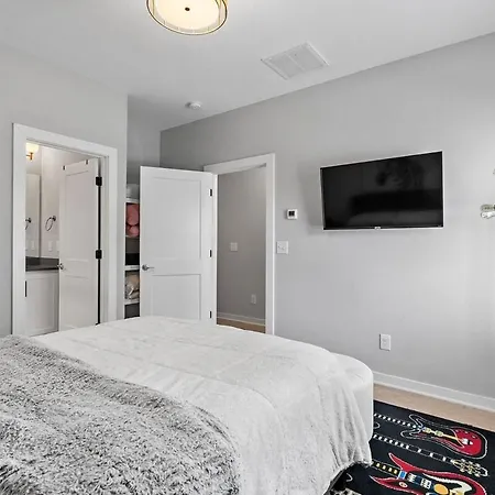 Lucky 7 - Hip East Nash Townhouse & Rooftop Deck *