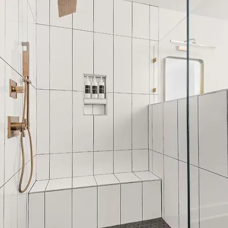 Modern Palette - Private Patio - Mins To Broadway Holiday home *