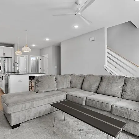 Lucky 7 - Hip East Nash Townhouse & Rooftop Deck Holiday home *