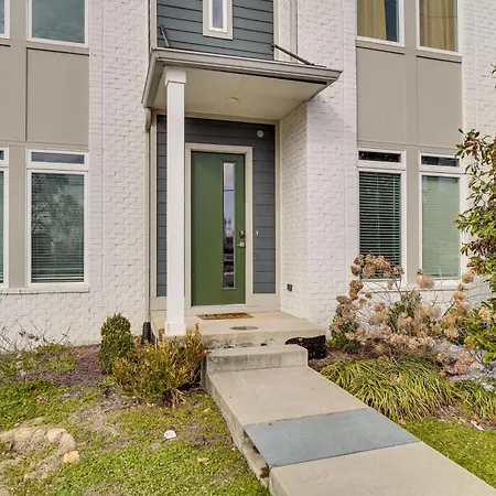 1 Mi To General: Upscale Townhome