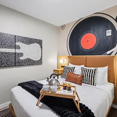 Holiday home Pianissimo-2 Units-rooftop Pool-gym-on Music Row *