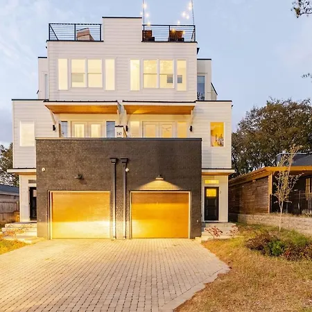 Rooftop Retreat & Skyline Views *