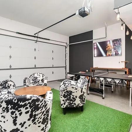 Outlaw-rooftop Patio & Game Room-mins To Broadway