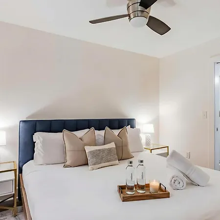 Rooftop Views & Patio Lounge Near Downtown *