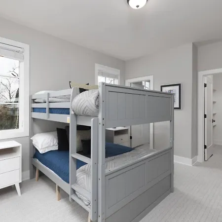 Holiday home Townhome With Rooftop Garage Pool Table By Belmont And Vanderbilt *