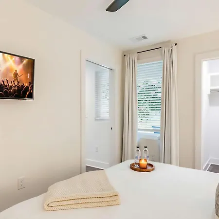 Rooftop Views & Patio Lounge Near Downtown *