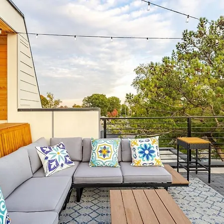 Rooftop Retreat & Skyline Views Holiday home *