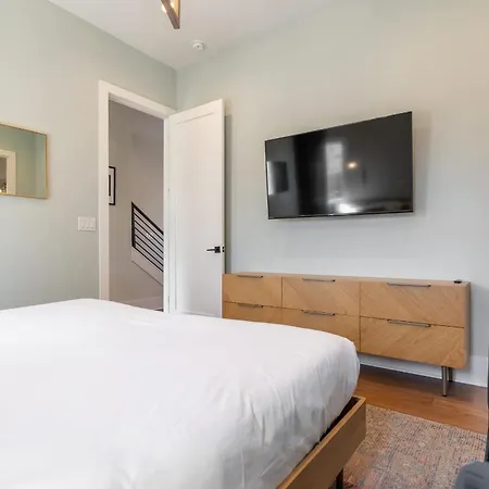 The Velvet Vinyl- Private Rooftop & Near Broadway Holiday home Nashville