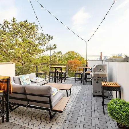 Rooftop Retreat & Skyline Views