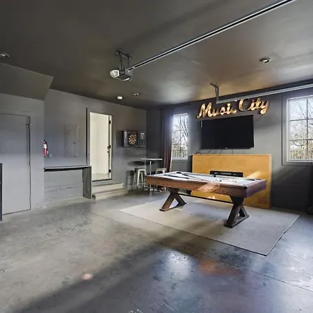 Holiday home Townhome With Rooftop Garage Pool Table By Belmont And Vanderbilt