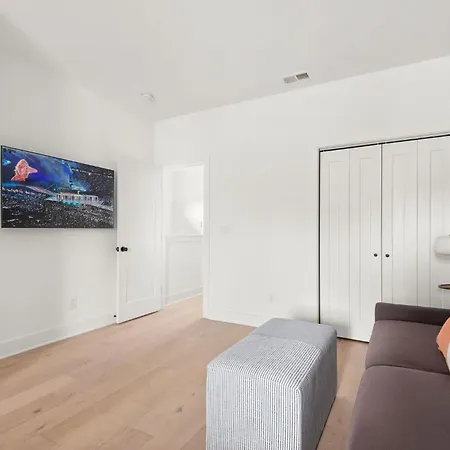 Modern Palette - Private Patio - Mins To Broadway Holiday home Nashville