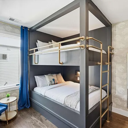 Luxury Gated Duo Sleeps 24 Karaoke & Rooftop Holiday home *