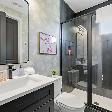 Luxury Gated Duo Sleeps 24 Karaoke & Rooftop Holiday home *