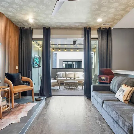 Luxury Gated Duo Sleeps 24 Karaoke & Rooftop Nashville