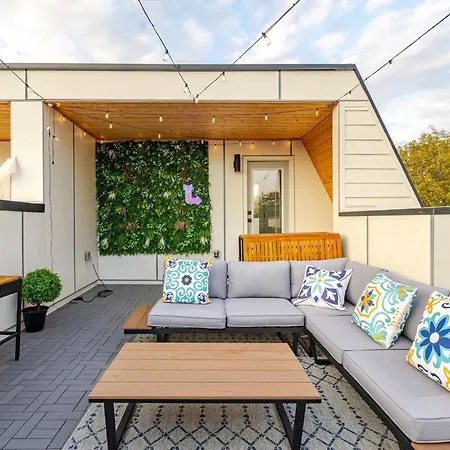 Rooftop Retreat & Skyline Views Holiday home *
