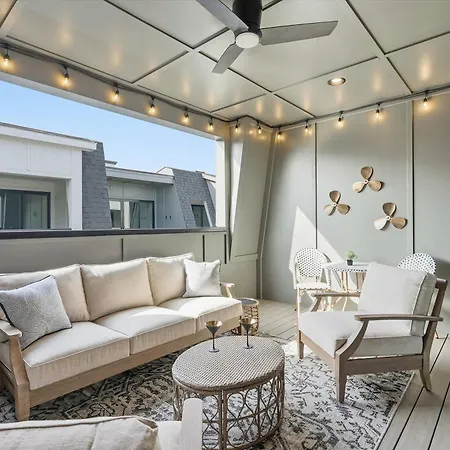 Luxury Gated Duo Sleeps 24 Karaoke & Rooftop Holiday home *