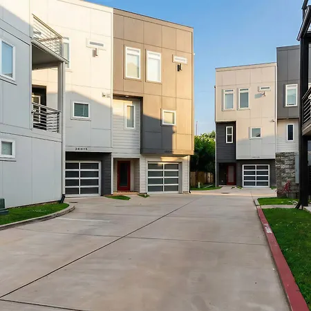 Rooftop Views & Patio Lounge Near Downtown Holiday home *