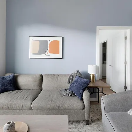 Landing Chic 2Bd Pool Gym Apartment