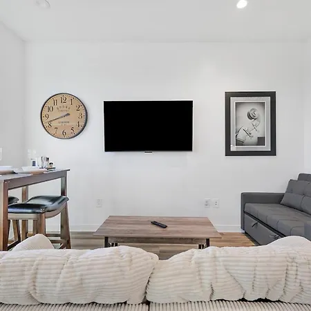 Peaceful Retreat - Views, Close To Broadway