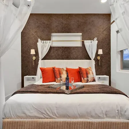 Modern Luxe Townhome With Rooftop Cinema Apartment *