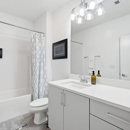 Peaceful Retreat - Views, Close To Broadway Apartment