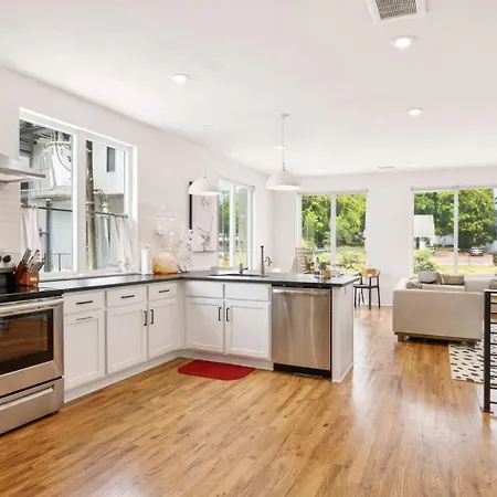 Townhouse With Rooftop & Modern Comfort Holiday home Nashville