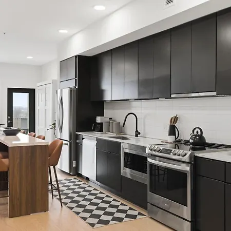 Penthouse River View With Patio And Parking Near Downtown