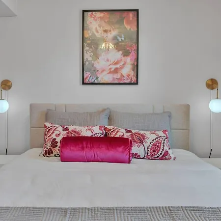 Modern 2br Near Downtown | Free Parking Apartment *