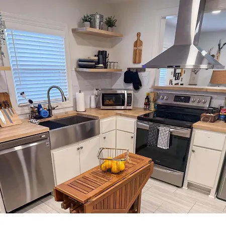 East 2br King Bed Retreat Apartment *