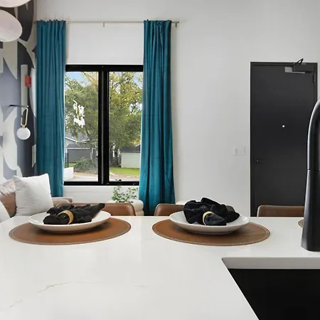 Apartment Kays Hideaway - Stylish Steps To Dining