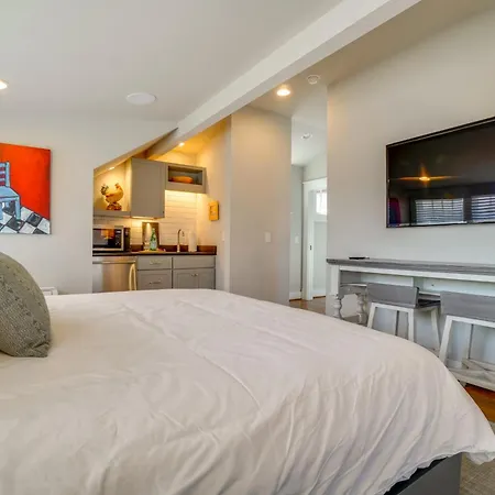 Apartment 1 Mi To Centennial Park, Couple's West End Retreat *
