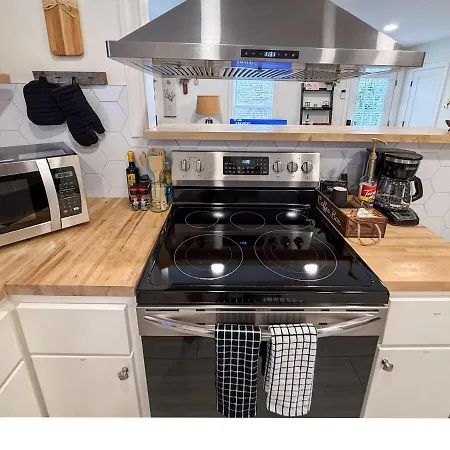 East 2br King Bed Retreat Apartment *