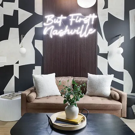 Kays Hideaway - Stylish Steps To Dining Apartment *