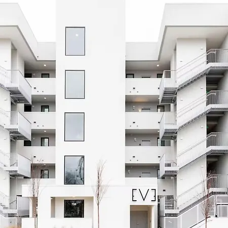 Penthouse River View With Patio And Parking Near Downtown