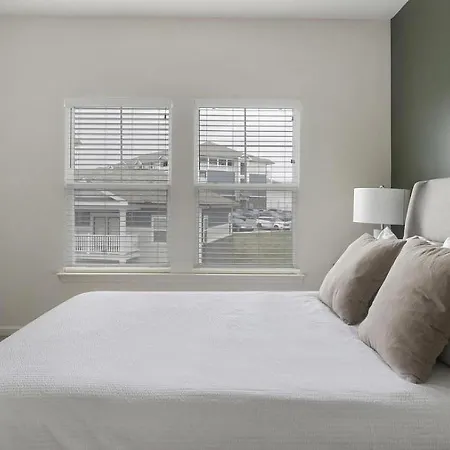 Apartment Landing Modern With Amazing Amenities *