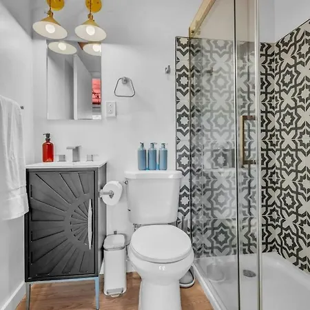 Spacious 2br Downtown | Free Parking * Nashville