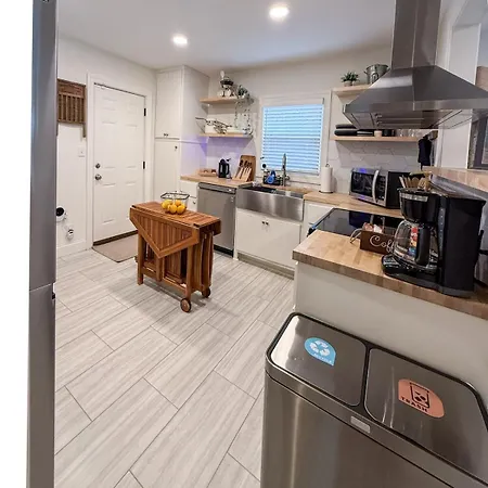 East 2br King Bed Retreat Apartment *