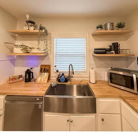 East 2br King Bed Retreat Apartment *