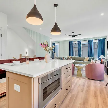 Apartment 4br Getaway - Rooftop Views - Fire Pit *