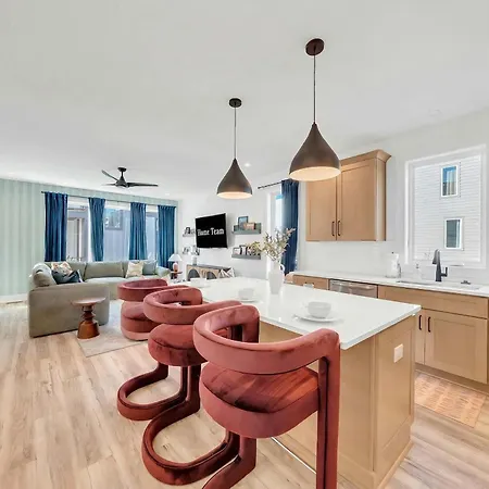 4br Getaway - Rooftop Views - Fire Pit Apartment *