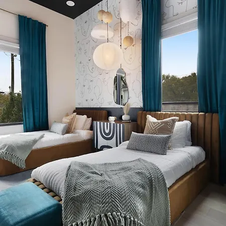 Kays Hideaway - Stylish Steps To Dining Apartment