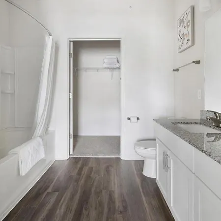 Apartment Landing Modern With Amazing Amenities *