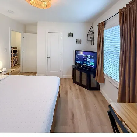 Apartment East 2br King Bed Retreat *