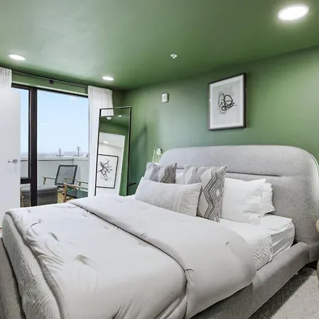 Apartment Penthouse River View With Patio And Parking Near Downtown
